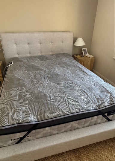 Bed with a OAK Sleep Hub 2 Queen mattress cover in a bedroom setting