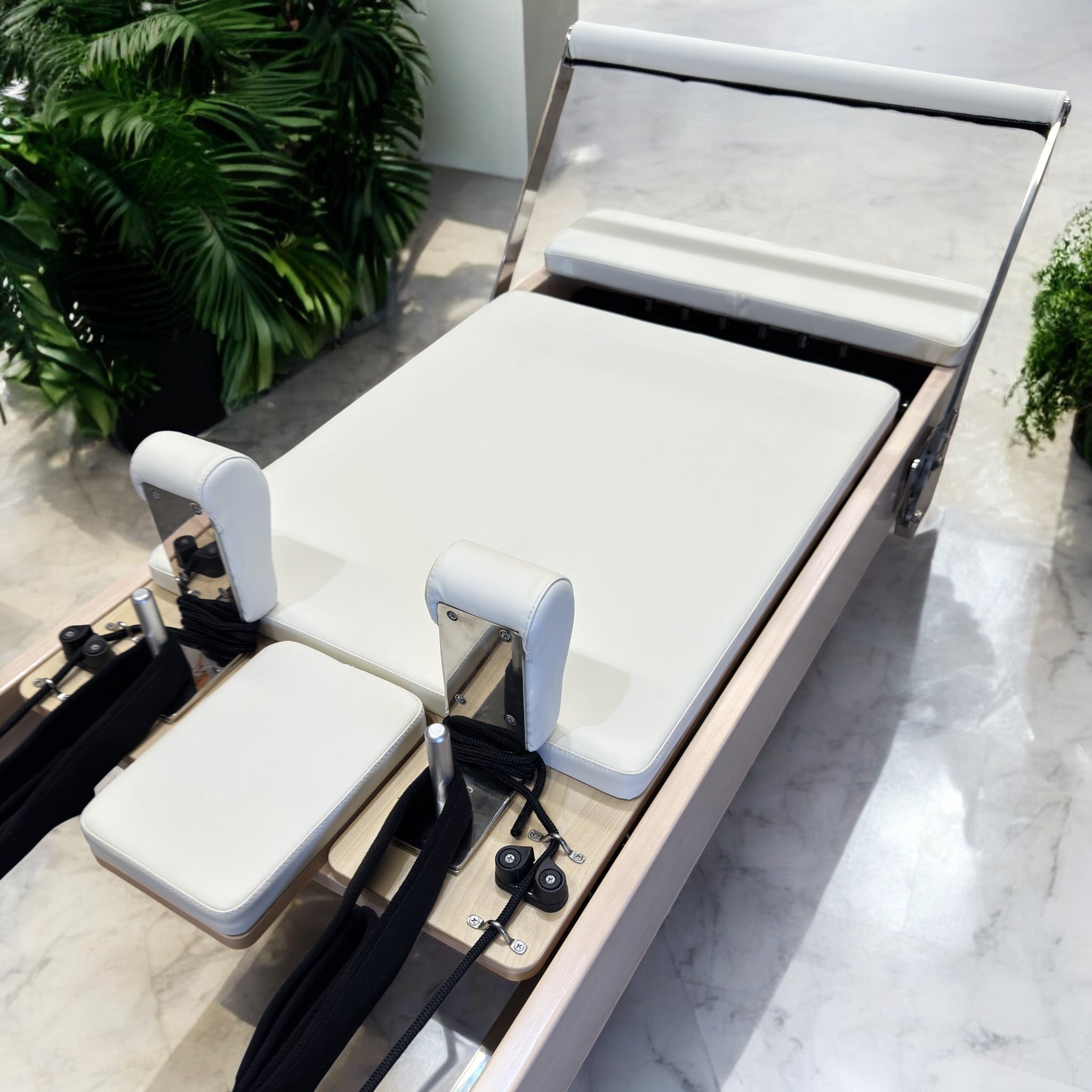 Adjustable footbar and headrest ergonomic setup Maple Studio V2 creme